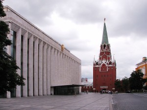 Troitskaya_Tower_and_State_Kremlin_Palace